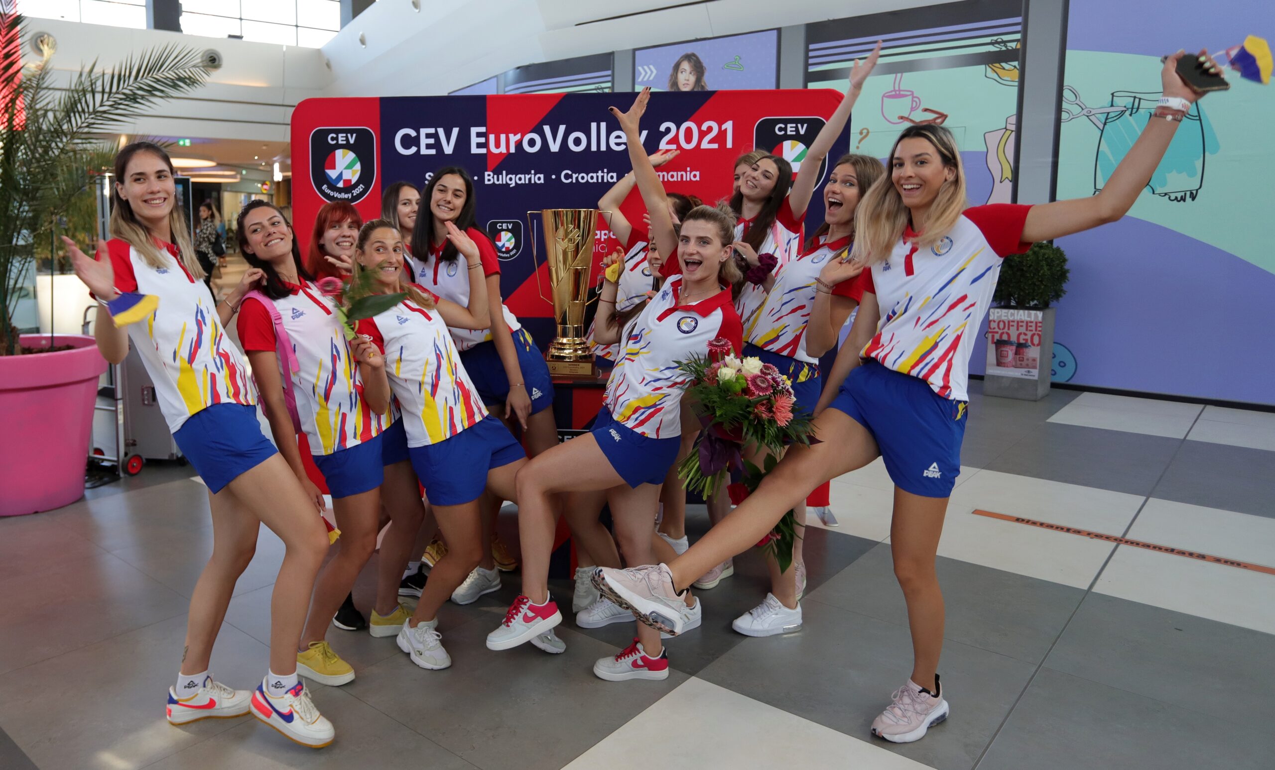 Fanii voleiului s-au fotografiat lângă trofeul Campionatului European la Cluj, Blaj și București