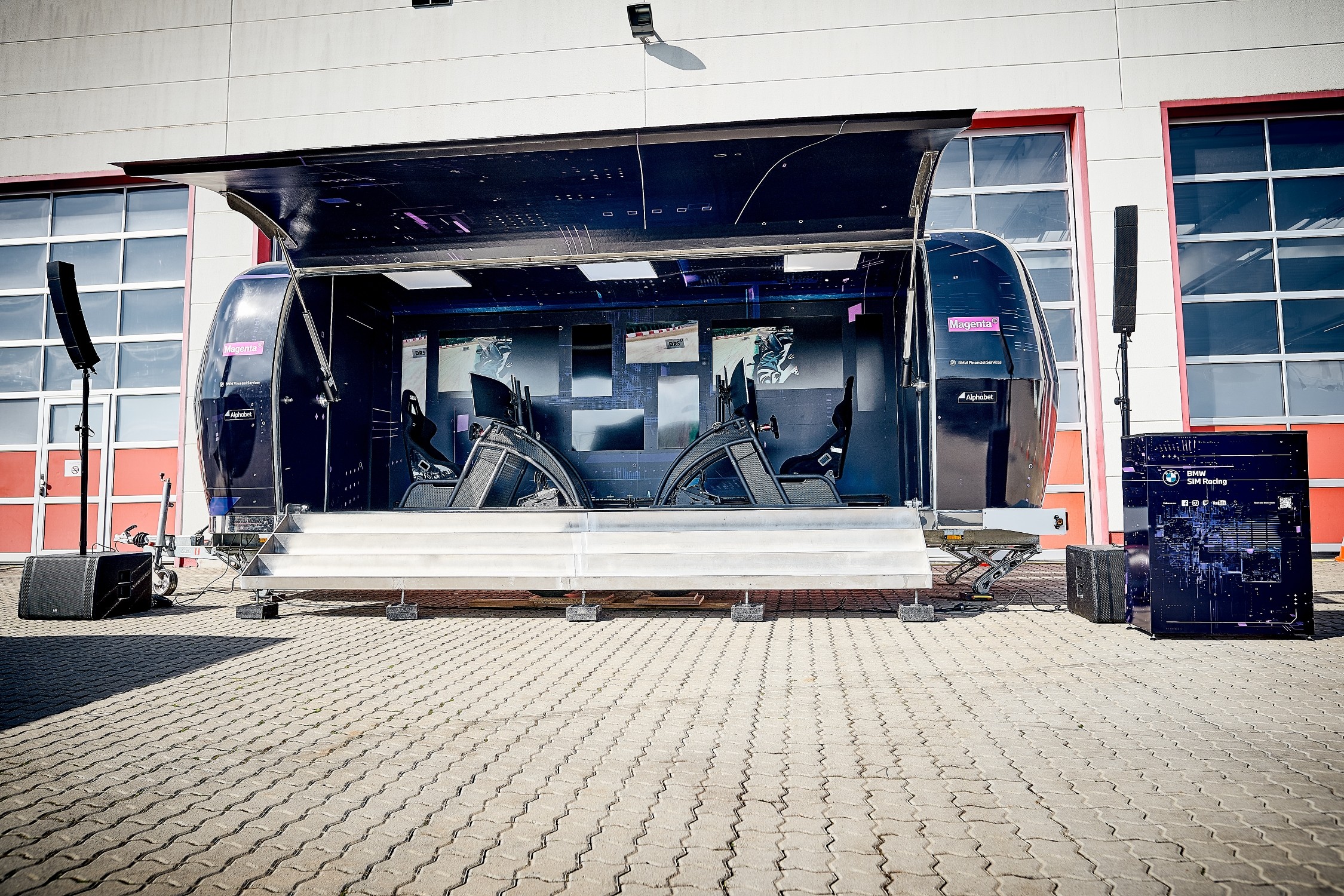 BMW VIRTUAL vs. REALITY TOUR: Caravana internaţională SIM Racing vine la Bucureşti