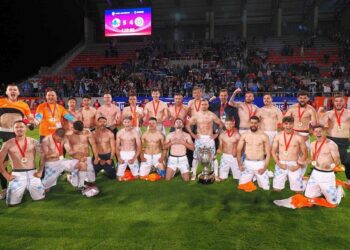 Corvinul Hunedoara, prima echipă de liga secundă care triumfă în Cupa României după 50 de ani!