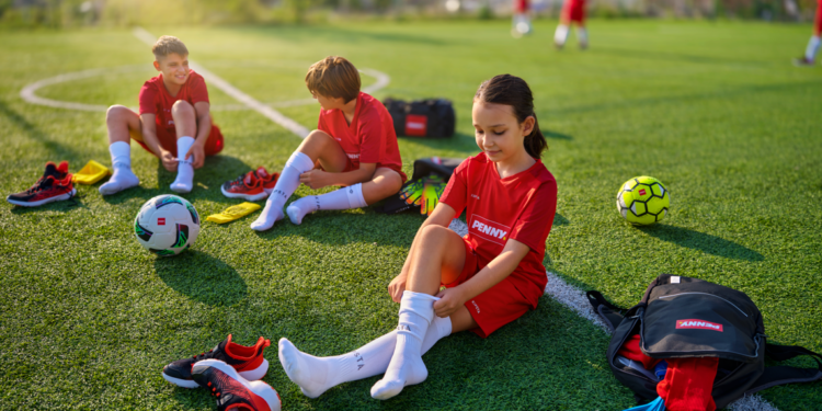 3,30 milioane lei, în echipamente și accesorii sportive, au ajuns la cluburi de fotbal prin Liga Punctelor PENNY