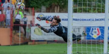 Cadou cu mănuși pentru Stănilă. Alex Roșca închide poarta lui Dinamo