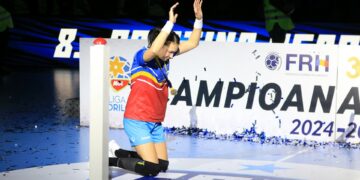 Cristina Neagu a îngenuncheat și le-a mulțumit fanilor