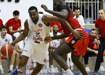 CSA Steaua Sharks București s-a impus în derby-ul cu CS Dinamo București într-un meci din etapa a 9-a a Ligii Naționale de baschet masculin