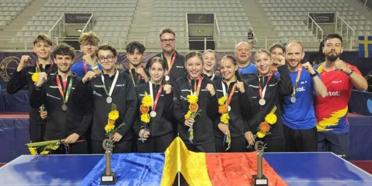 România a încheiat marți probele pe echipe ale Europenelor de juniori de la Gondomar cu două medalii de argint la categoria U19, atât la masculin, cât și la feminin