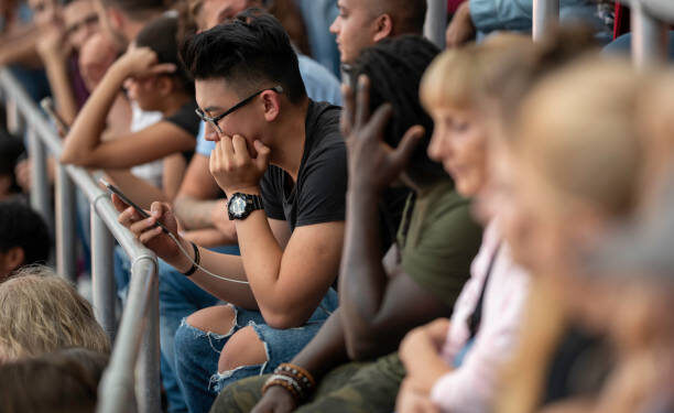 Borussia Dortmund lansează o inițiativă prin care își încurajează suporterii să urmărească meciurile fără a folosi smartphone-ul